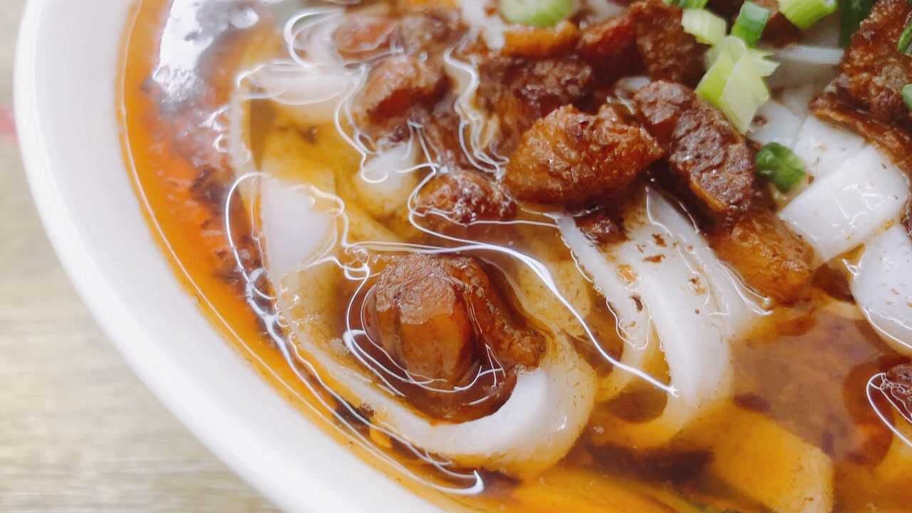 汤红油亮,臊子香浓,就喜欢这样的赶水米粉