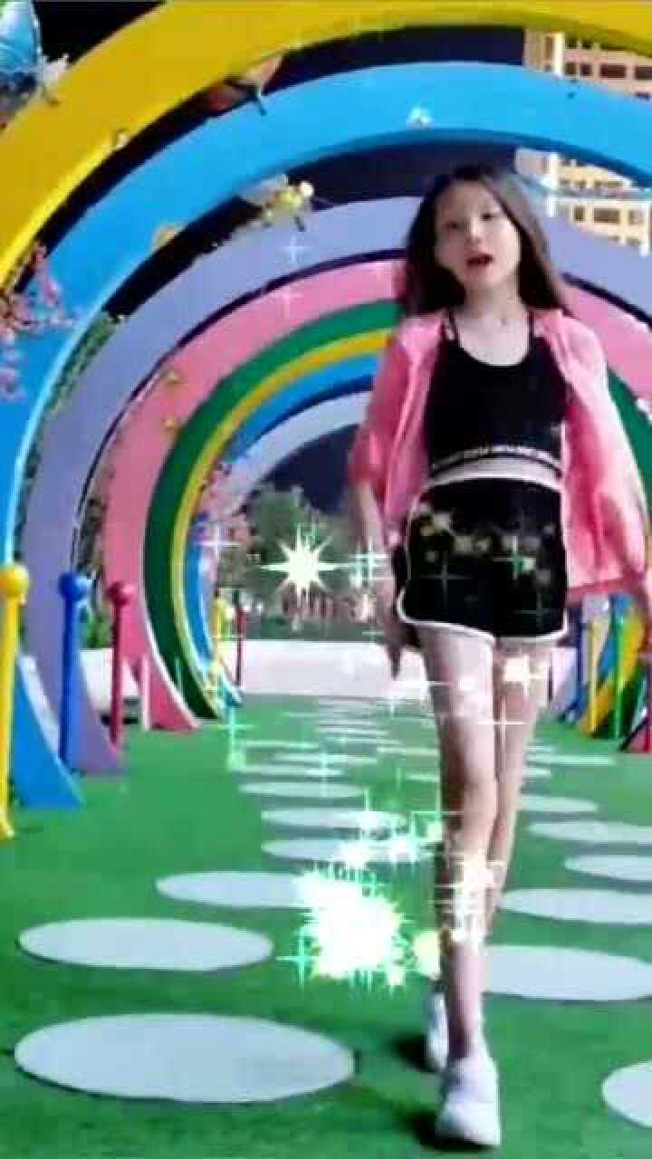 宋小睿公园跳舞《莫名其妙爱上你》,这大长腿好羡慕,身材真好