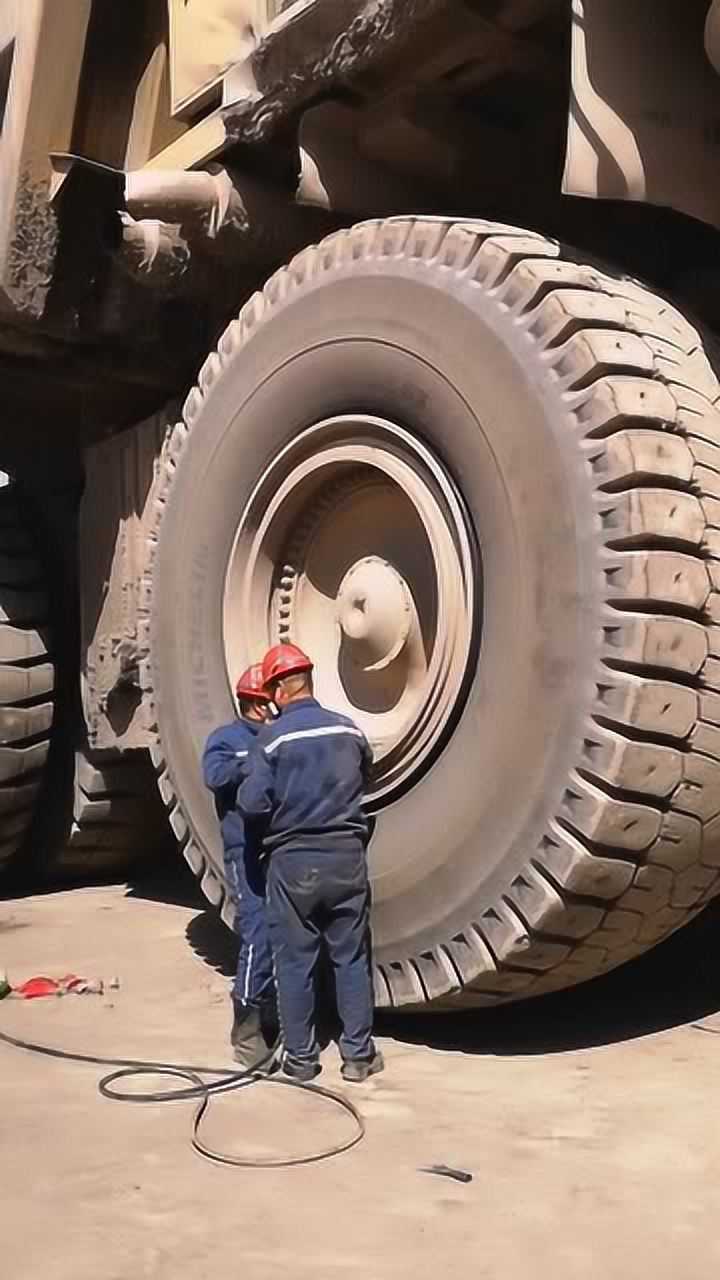 世界最大轮胎更换一个轮胎三米高换一个就得一上午