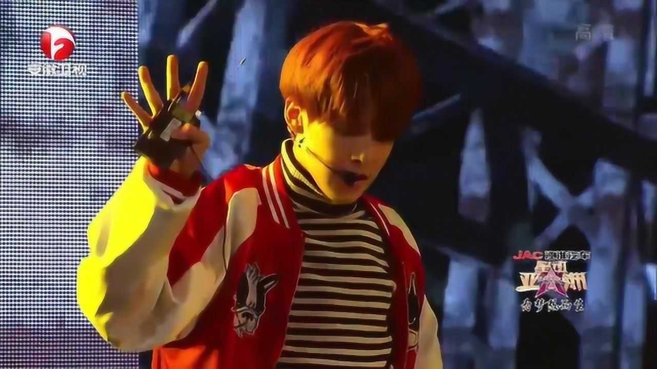 星动亚洲吾木提表演中麦克风意外掉落看他怎样顺利的化解危机