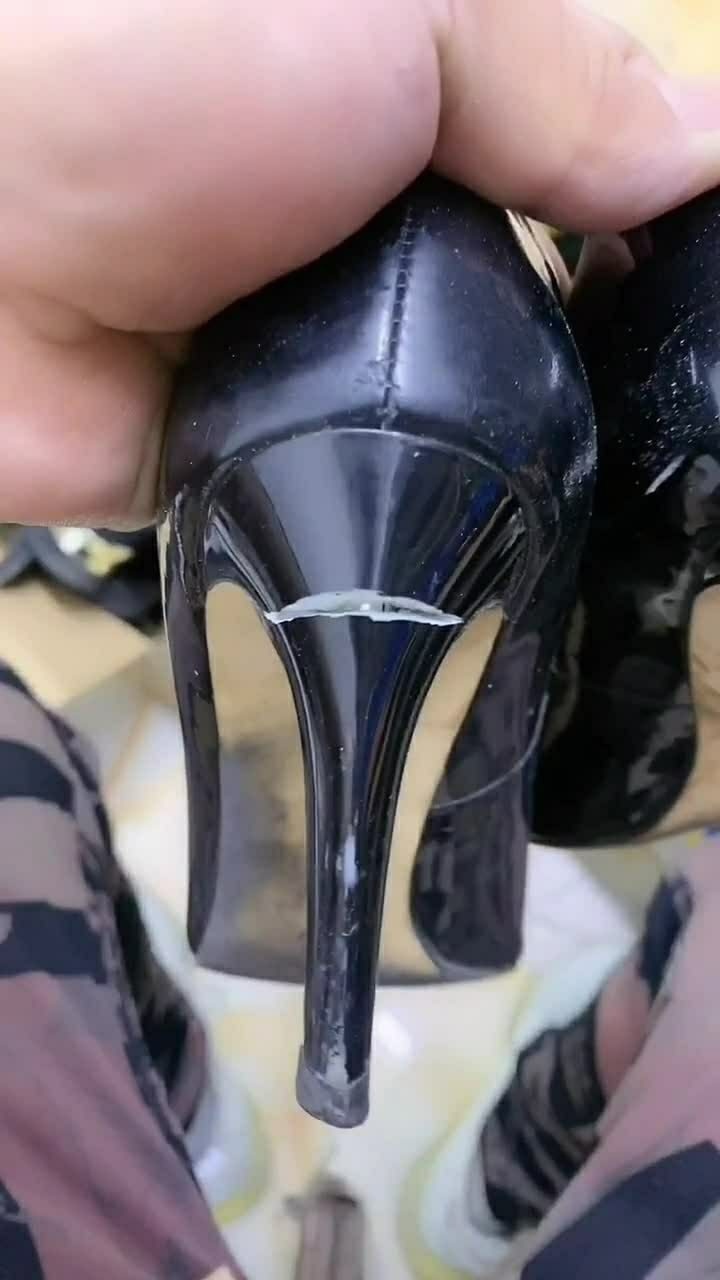 高跟鞋后跟断开只能换新的,不能继续用胶水粘