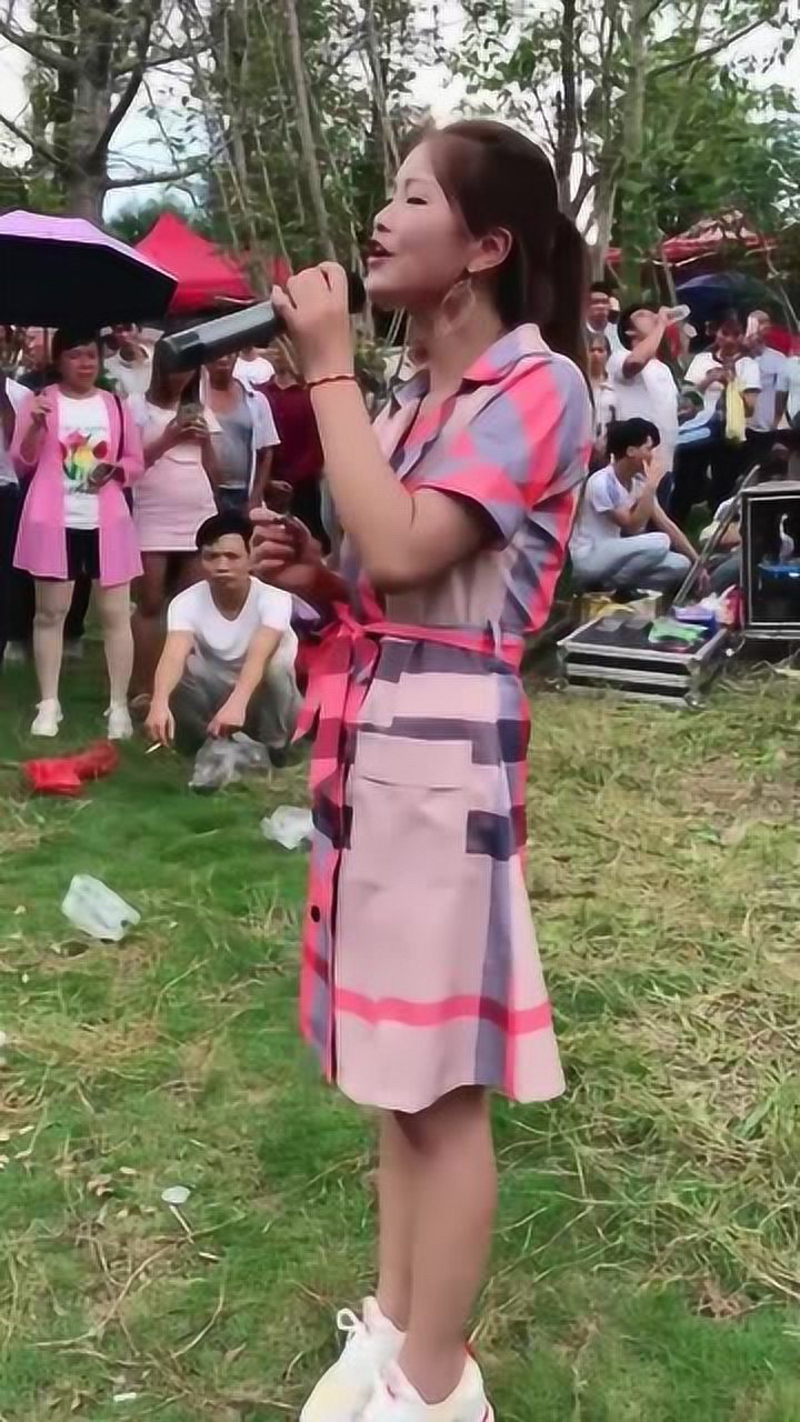 贵州流浪歌手演唱拉萨夜雨,开口不输原唱,被圈粉了!