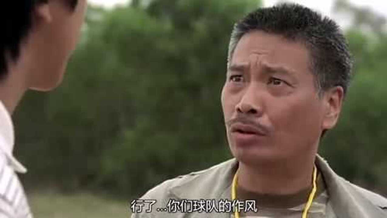少林足球队跟球队打友谊赛没想到对面身上不是扳手就是锤子
