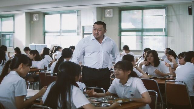 老师为了查出学生死因,干翻整个黑帮,原来他曾是退休拳击手