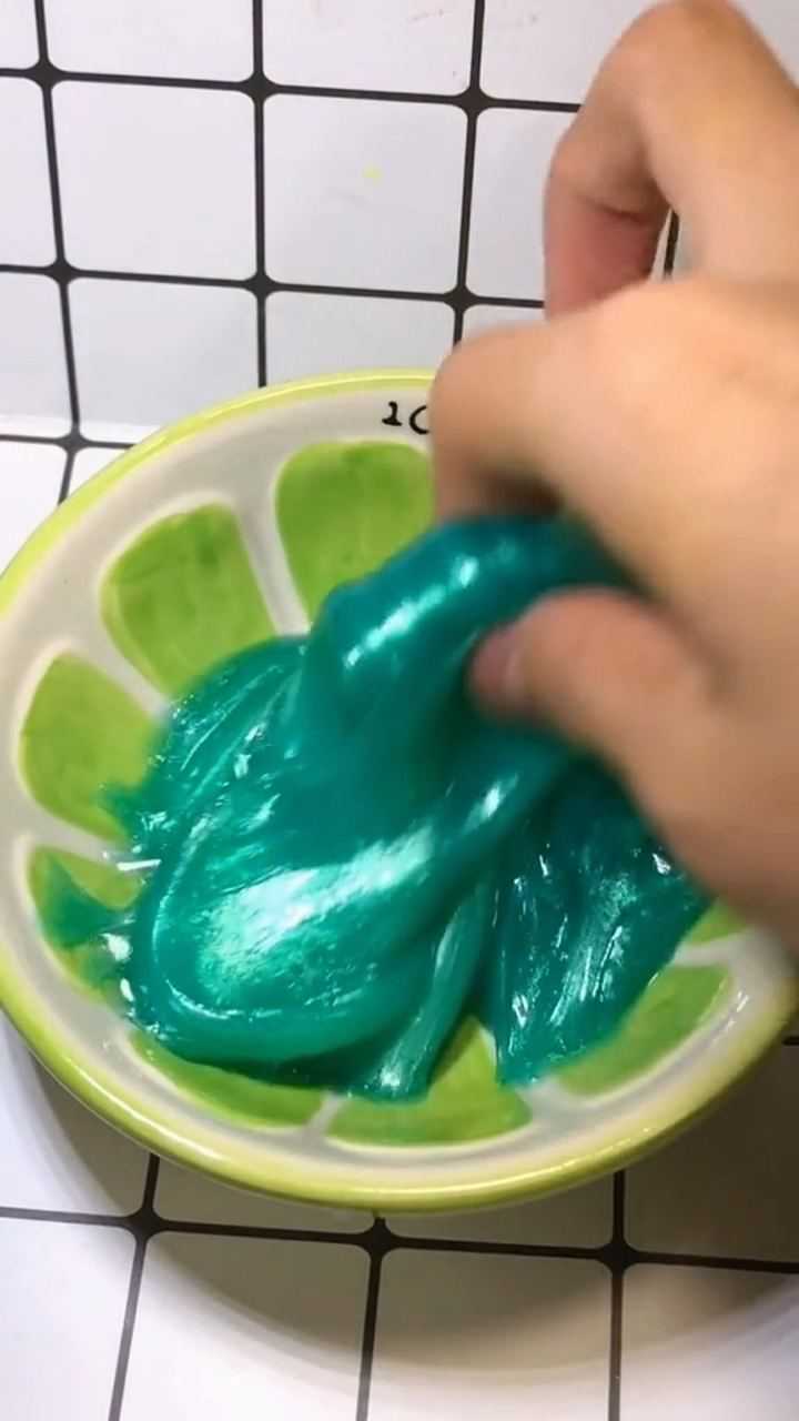 洗洁精和餐巾纸就能制作成功的起泡胶,过程简单,你还