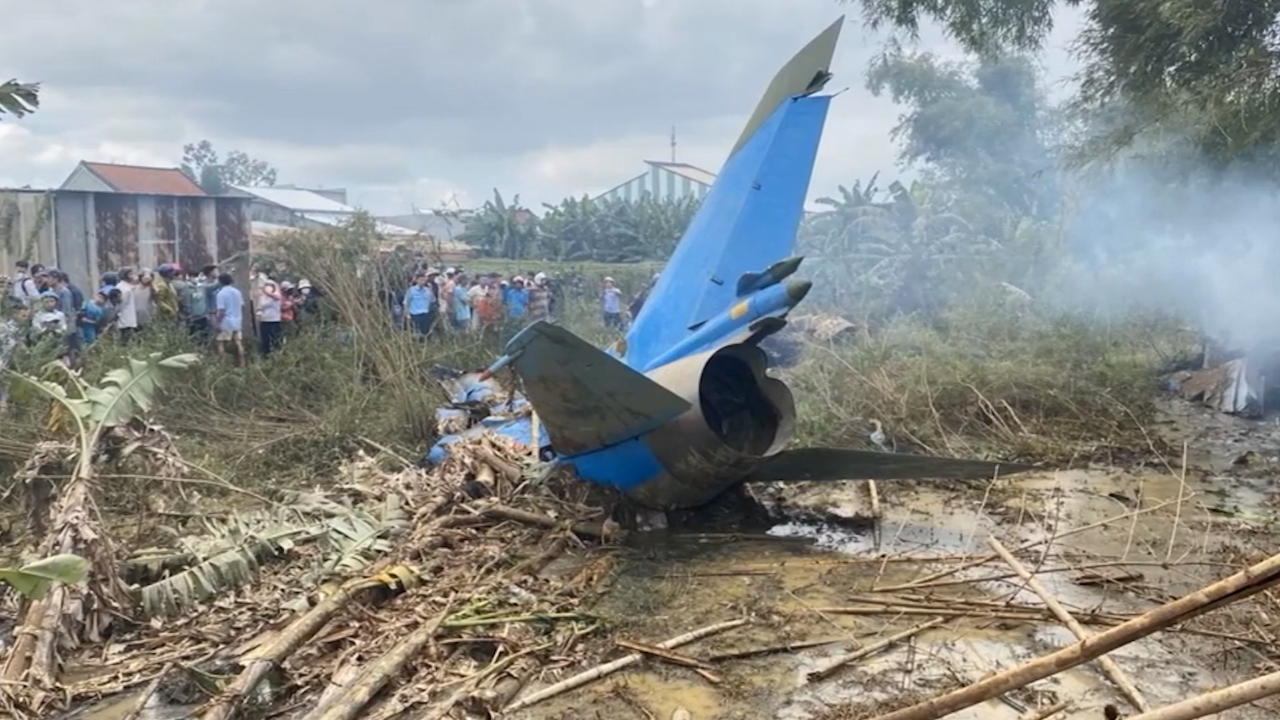 越南一军机坠毁一头栽进泥里飞行员跳伞逃生画面曝光