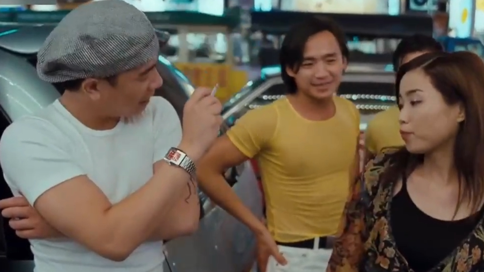 古惑仔山鸡当街被打没想到陈浩南眼睁睁看着还拍手称帅