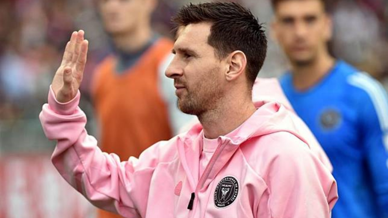 现场球迷拍摄:训练赛梅西退场时向球迷招手致意