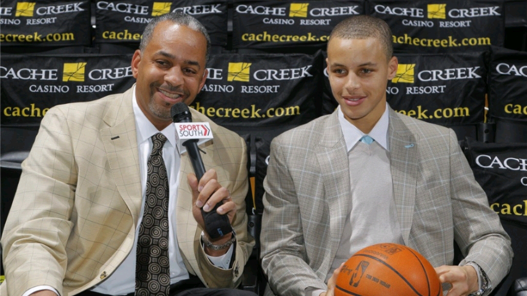 库里大学时期的表现有多好?连詹姆斯都忍不住去看他的比赛