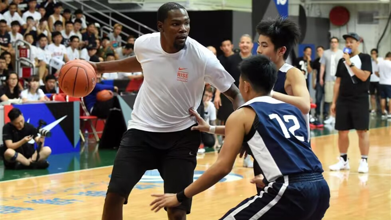 与球迷自拍气质真绝了!杜兰特香港行打3v3,秀暴扣引爆