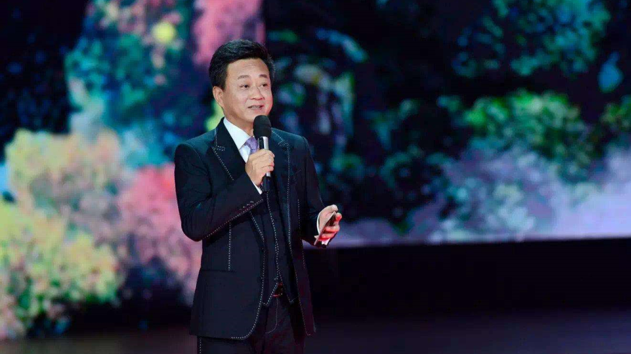 2009年春晚上,零点钟声敲响前,朱军看似煽情实际是在救场