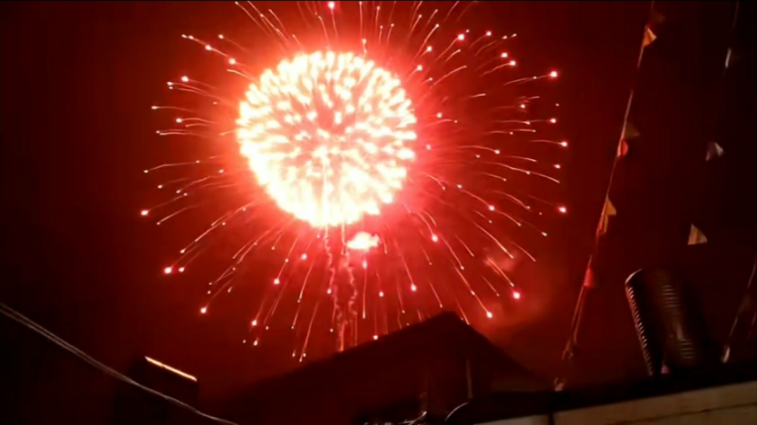 云南省曲靖市富源县村庄闪现满天星烟花景观 烟花齐鸣直冲云霄响彻