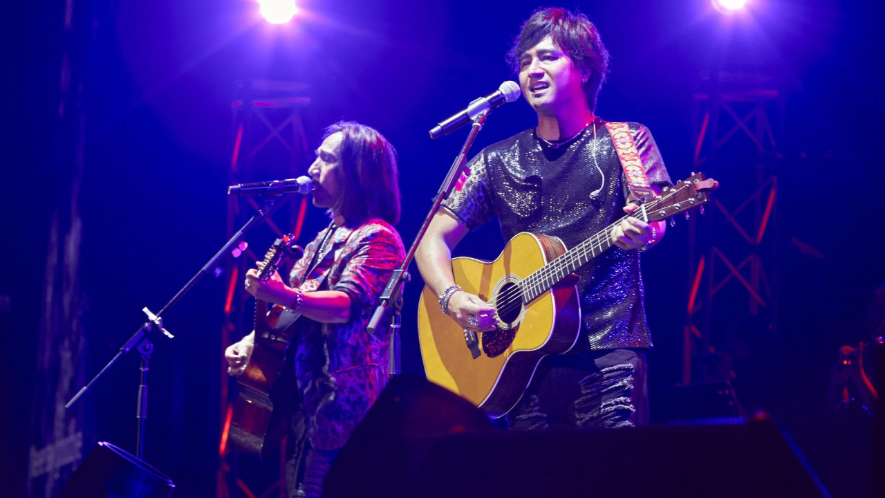 动力火车上海演唱会,全场大合唱《当》,前奏一响青春的dna动了