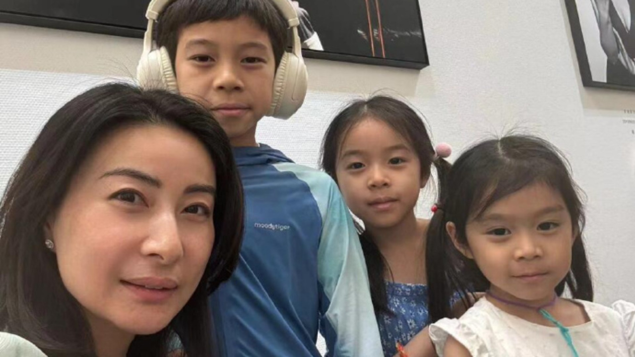 郭晶晶带三娃看影展,豪门太太气场超强,小女儿像迷你版霍启刚