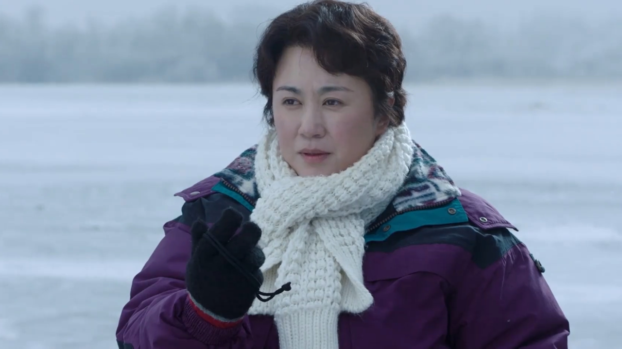 马丽寻找滑冰运动员,拿出进口随身听,三十秒两圈就带走