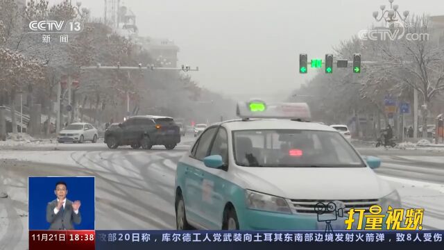 新疆塔城:持续强降雪,多部门联合保畅通