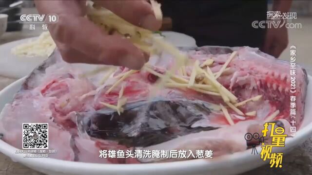 农家乐老板亲自下湖捕捞,为游客制作当地特色全鱼宴