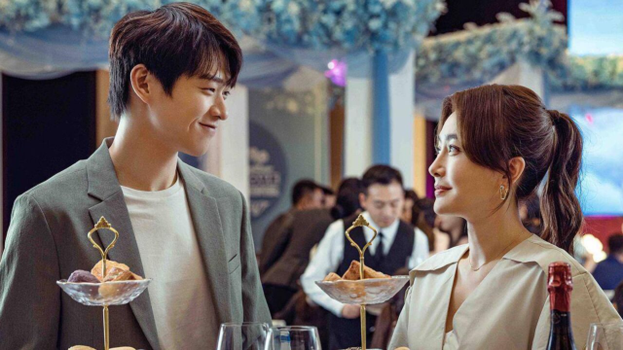 秦岚魏大勋雨中散步,姐姐小鸟依人弟弟疼爱有加,力破分手传闻