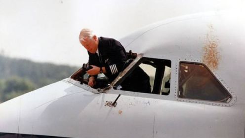 空难事件6：英国版“中国机长”：机长在空中被吸出机舱，身体挂在飞机上