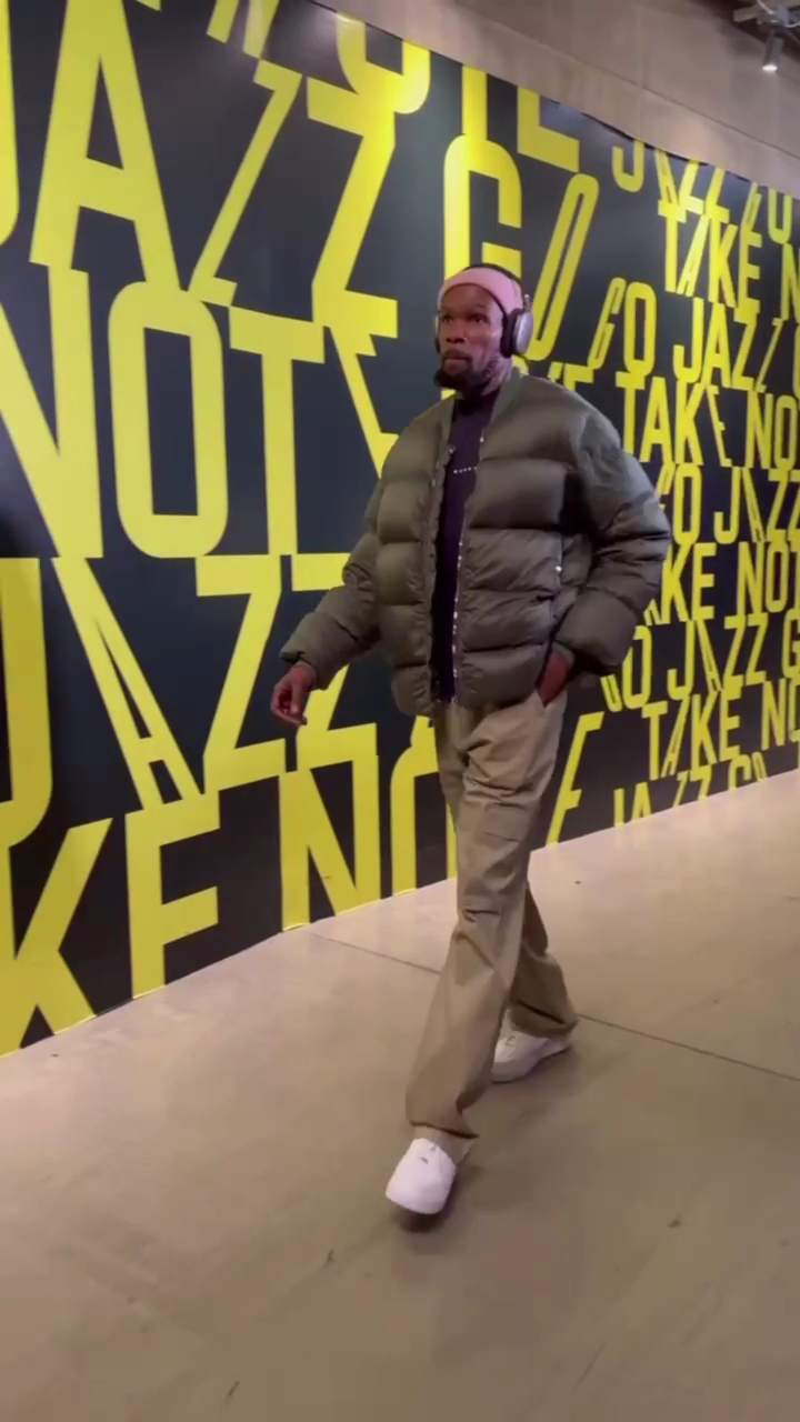 布克&杜兰特入场!阿杜头顶小粉帽,带着独树一帜的气质缓缓入场!