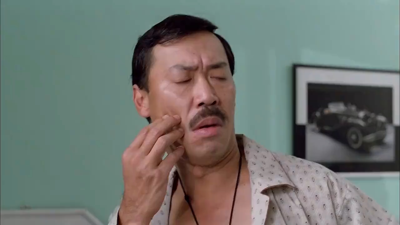 美女对冯淬帆动手动脚,这还把他整害羞了,属实太搞笑了