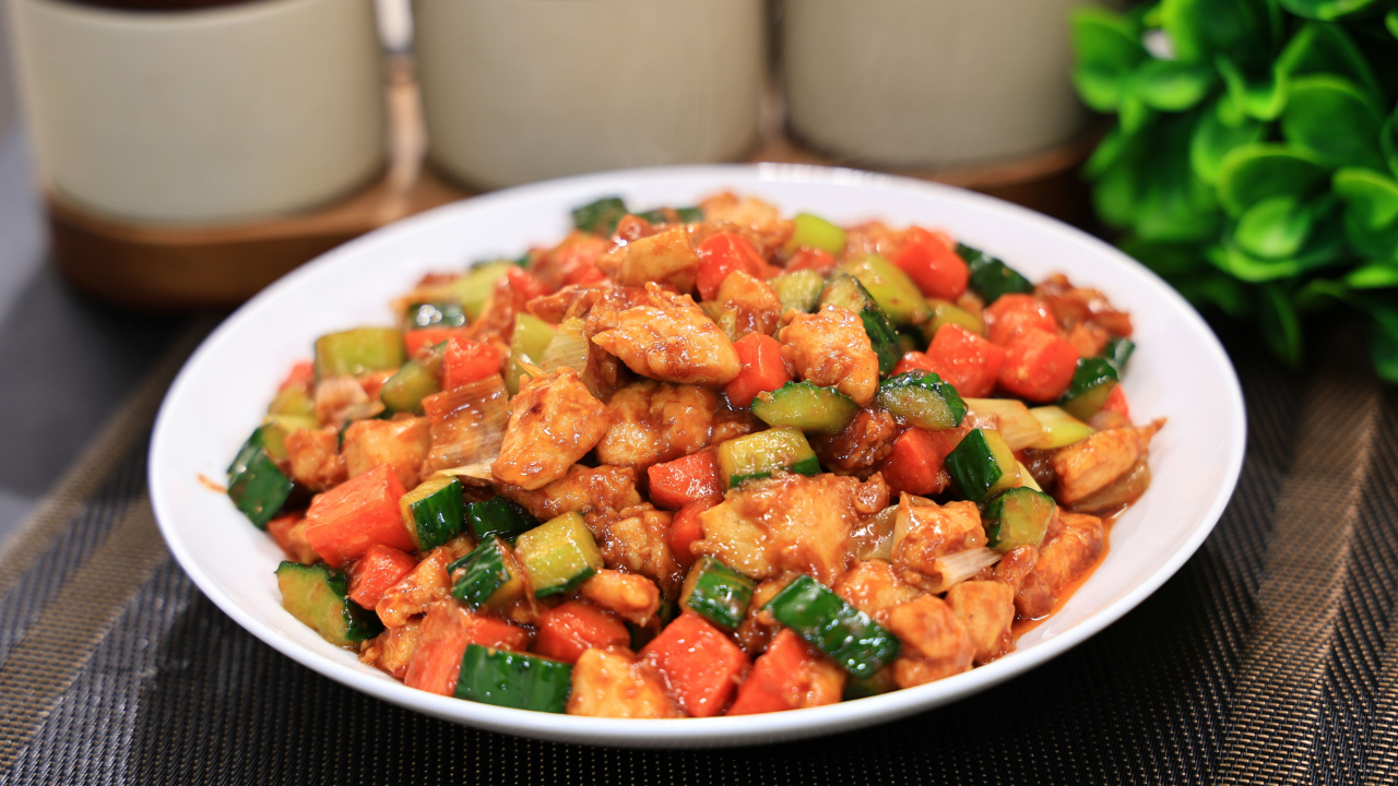 经典鲁菜"酱爆鸡丁",大厨30年经验分享,鸡肉嫩滑,味道浓郁