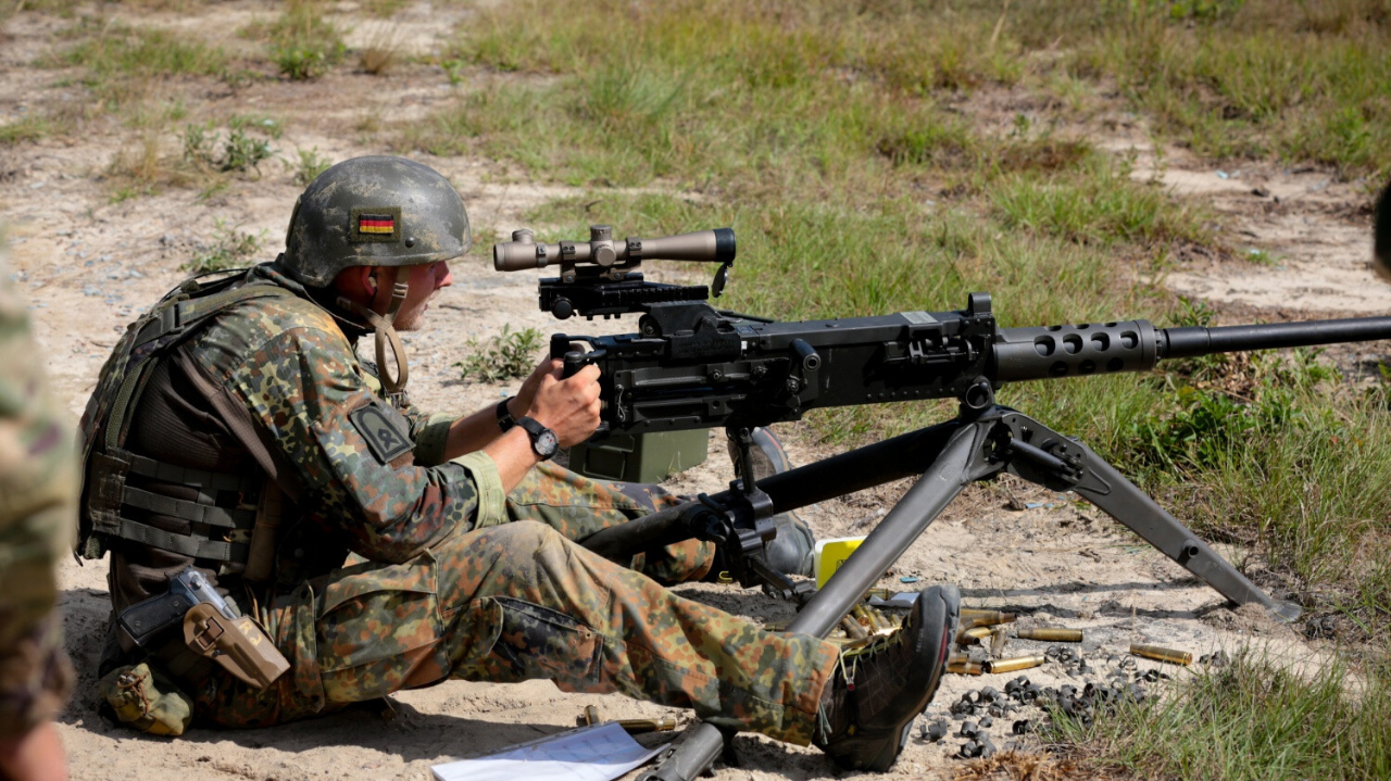 m2勃朗宁重机枪研制于100多年前,至今仍在服役,可以说宝刀不老