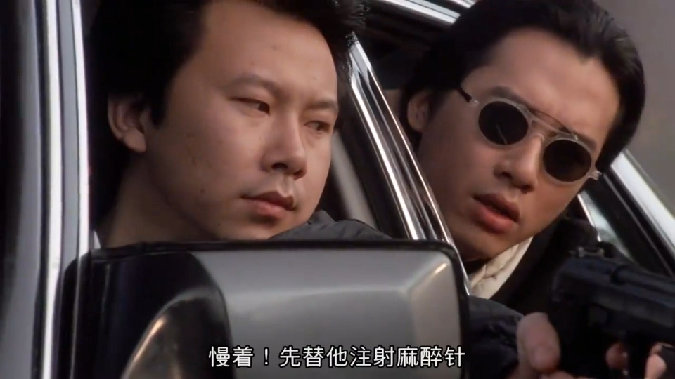 龙五开车经过易燃物车,敌人一枪下去,直接爆炸了