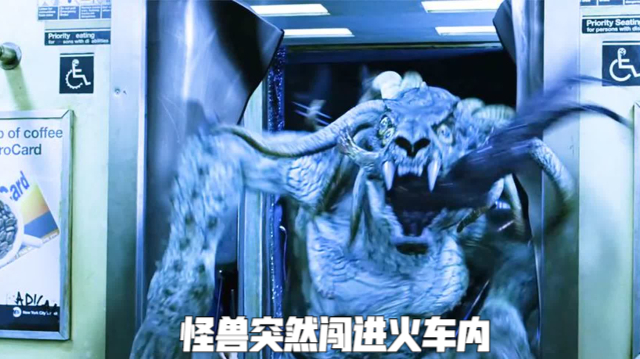 怪兽突然闯进火车内,掠过众人径直跑向车尾,地狱男爵紧随其后