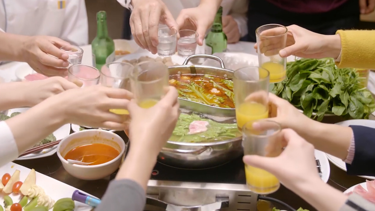 女子与朋友聚餐后醉驾身亡,被认定担全责,法院:同饮5人需赔偿