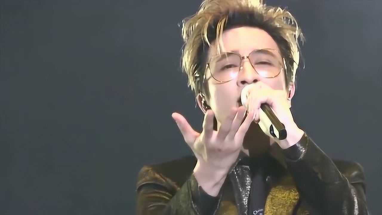 薛之谦现身医院坐地上抽烟表情严肃 老婆高磊鑫罕见亮相