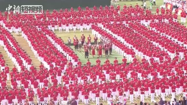 海南万人共跳竹竿舞,庆祝新中国成立70周年