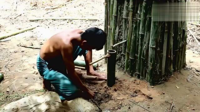 不用现代工具,男子用竹子搭建水利机械,这才叫荒野求生