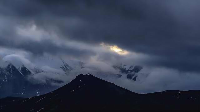 绝美!航拍藏区四大神山之阿尼玛卿山:雪山魅影,云海涟漪