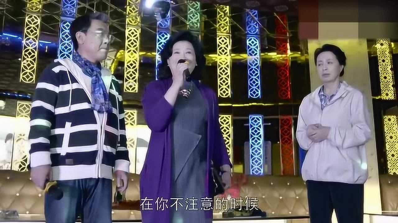 老周在跟小刘唱歌,不料赵大姐出现了,赵大姐唱起了歌