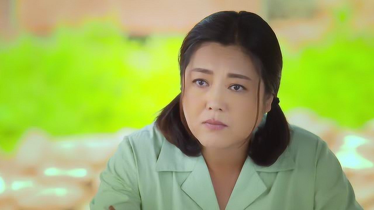 小草青青两美女一起割草回家后女子决定嫁人