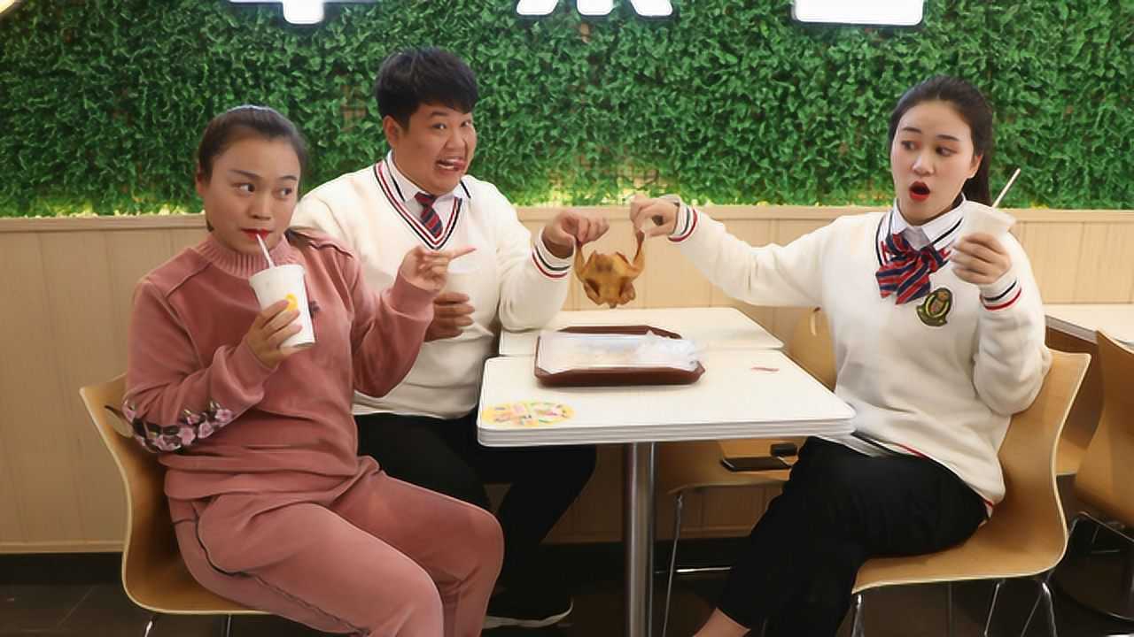 学霸王小九:老师请学生吃手扒鸡,没想女同学一口吃掉一个鸡腿!