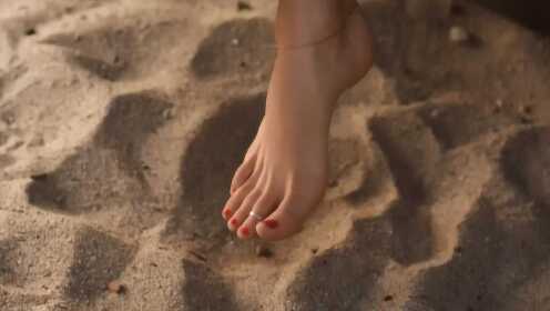 沙子怪物：沙子下藏着一只不明生物，只要女孩的脚落地，就会立马被它吃下