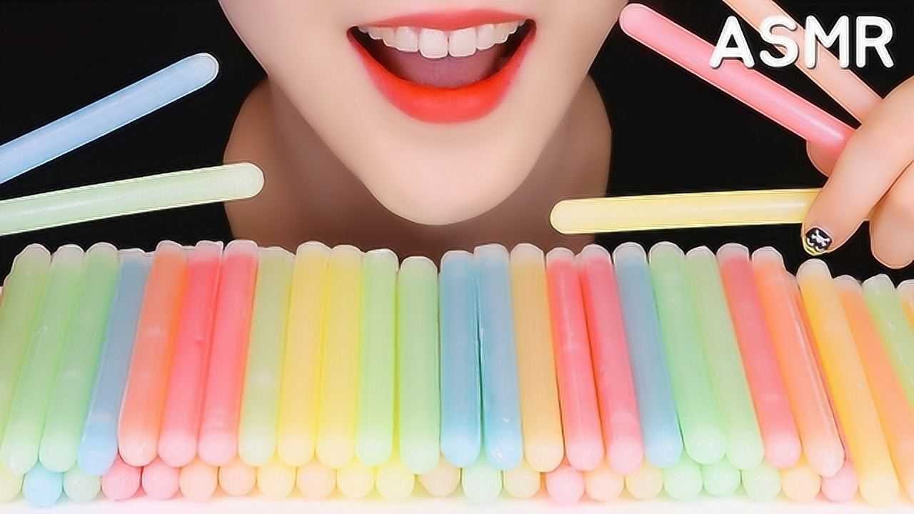 吃播：小姐姐吃糖果棒，咀嚼音超好听_高清