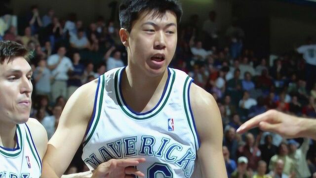 王治郅NBA首秀有多轰动?观众席全体起立,看到这个标语球迷泪目了