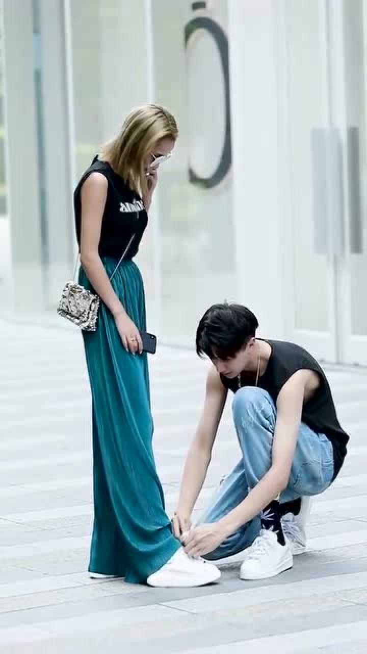 小哥哥帮女友系鞋带的动作好暖,情侣穿搭