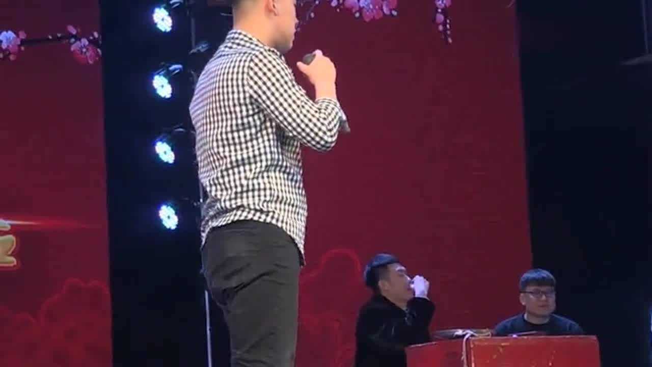 四平青年阿厦薅起弹琴的头发说了一句话把观众逗得哈哈大笑