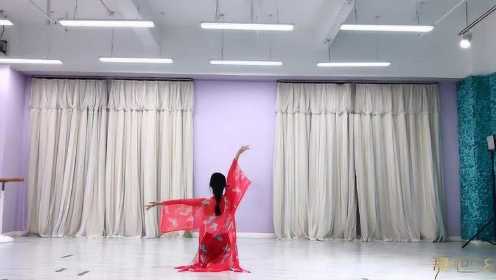 红衣女生跳舞神似侯木懿，经典舞蹈《山鬼》演绎得非常精彩！