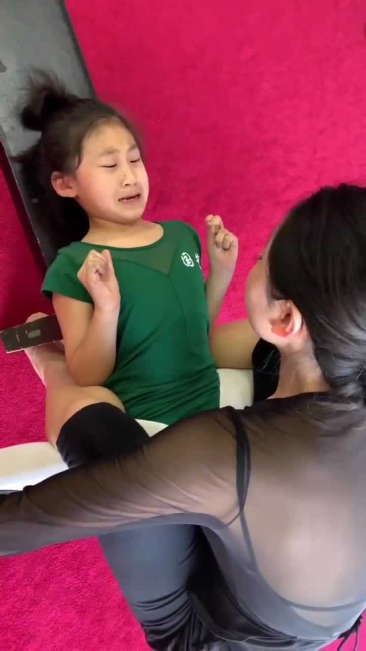 老师帮小女孩练习压腿基本功竟然把她疼成这个样子这也太狠了