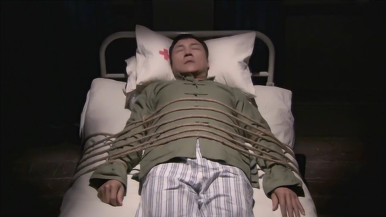 八路军伤员竟然被绑在床上周围还全是熟悉的人这是咋回事