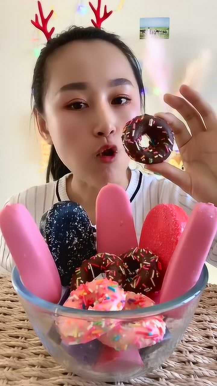 大胃王美女吃自制脆皮雪糕拼盘,还有可爱的甜甜圈,快馋哭了!