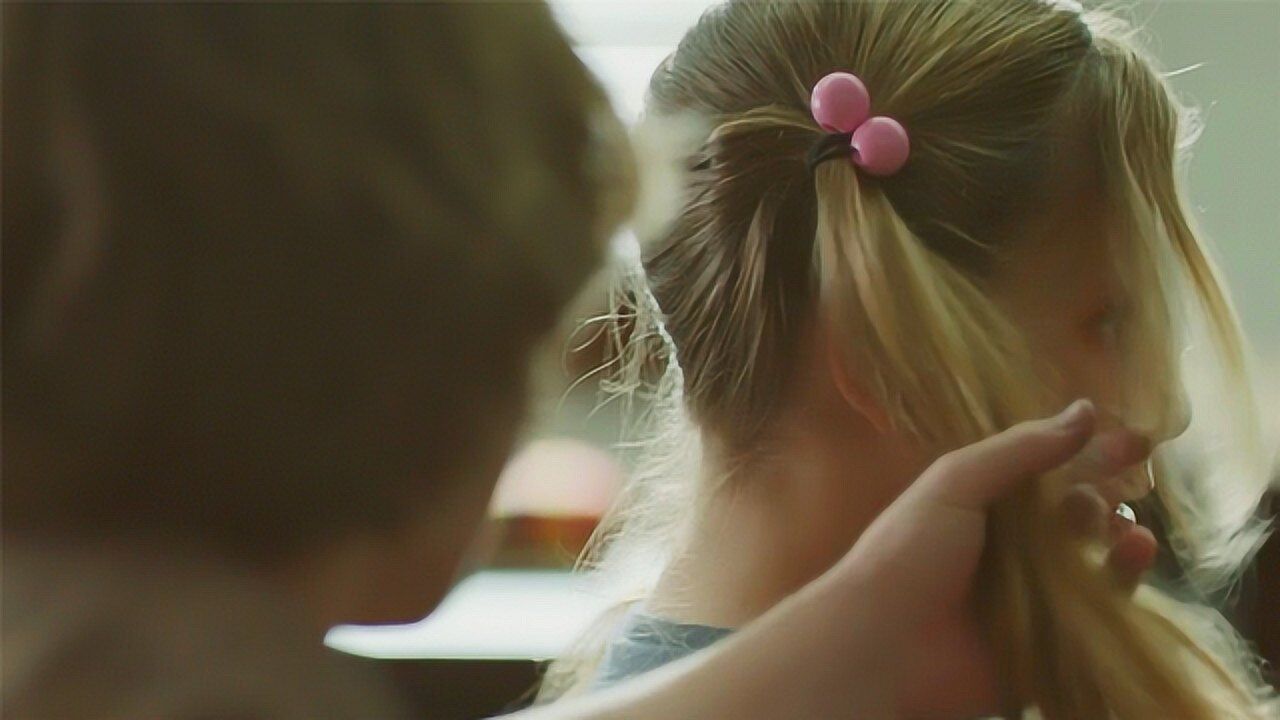 熊孩子在课堂恶作剧,扯前桌小女孩的辫子,不料把头皮也扯了下来