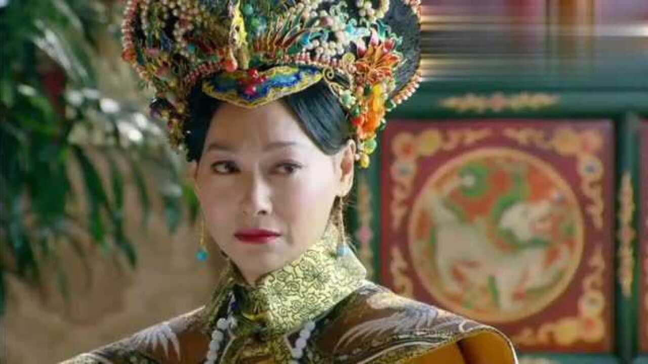 末代皇帝太监搀扶着太后哪知小皇帝一看怒了别碰我额娘