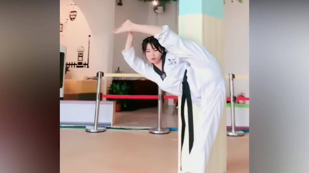 跆拳道美女表演一字马气质就是不一样太霸气了