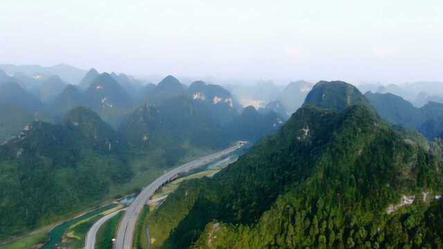 广西一条独特的公路,修建在大山之中,风景很美